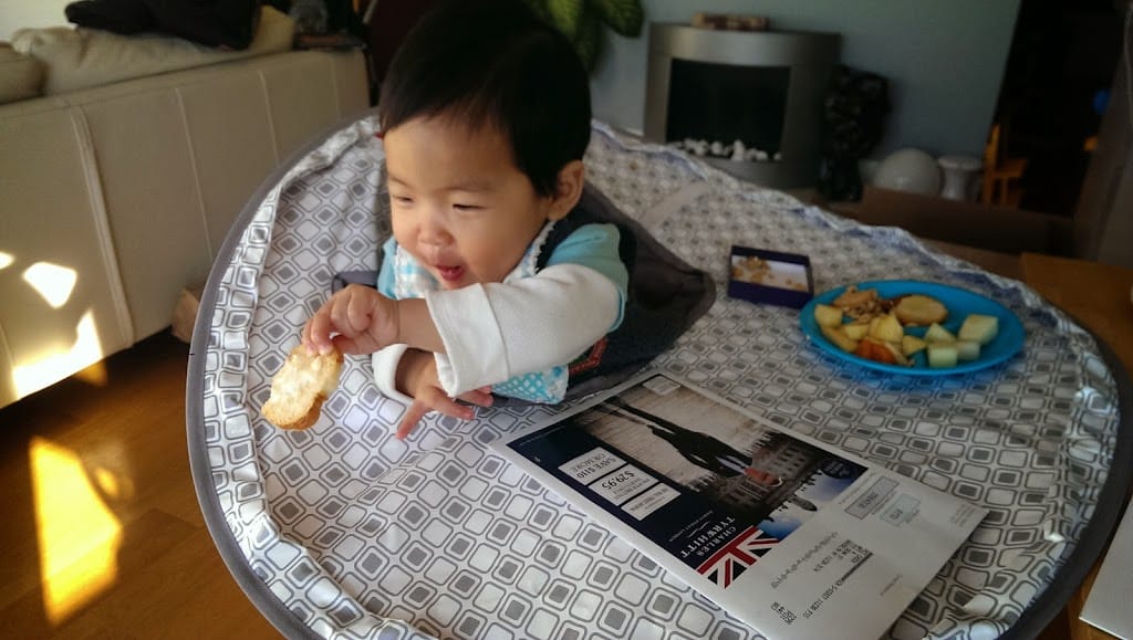 1Y2Ms Eating & sharing food 吃東西 餵媽咪