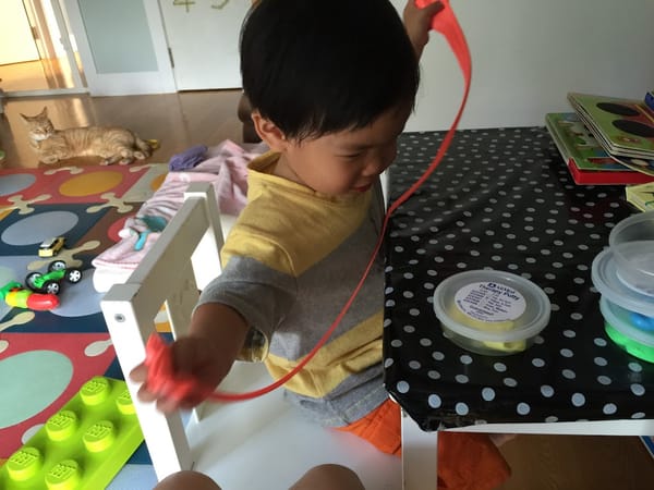 2Y Fun with the therapy putty 舒壓黏土