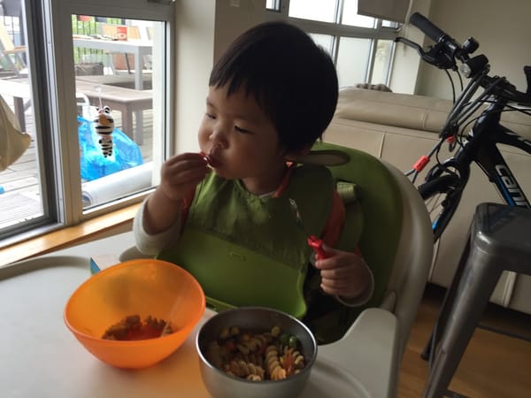 1Y8Ms Feeding himself